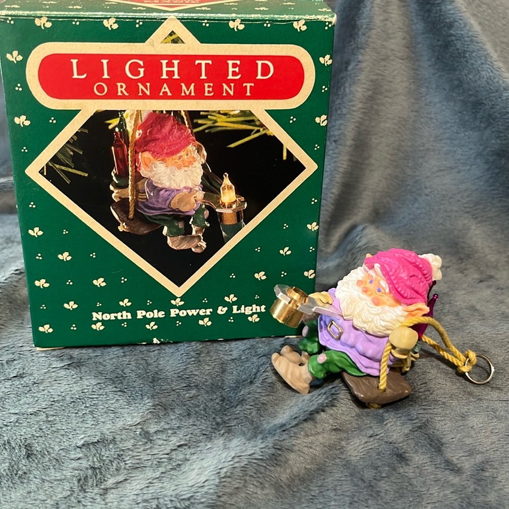 VINTAGE HALLMARK KEEPSAKE ORNAMENT 1987 North Pole power and light w box